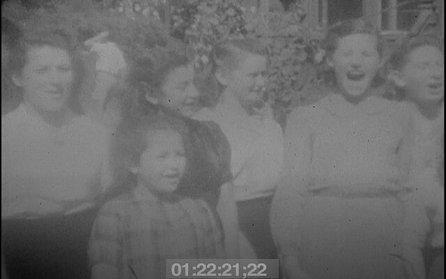 Singende Kinder in einem Waisenheim im Jahr 1946