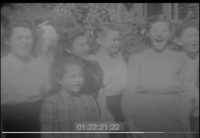 Singende Kinder in einem Waisenheim im Jahr 1946