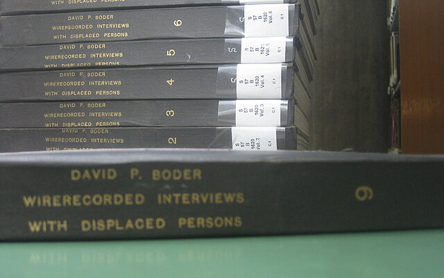 Einige der seltenen Exemplare von insgesamt 16 Bänden "Topical Autobiographies of Displaced People" (1950 bis 1957) in der National Library of Israel, Yerusalem. Darin hat Boder 70 seiner englischen Transkripte und Übersetzungen ins Englische ediert. Foto: Axel Doßmann,  2017.